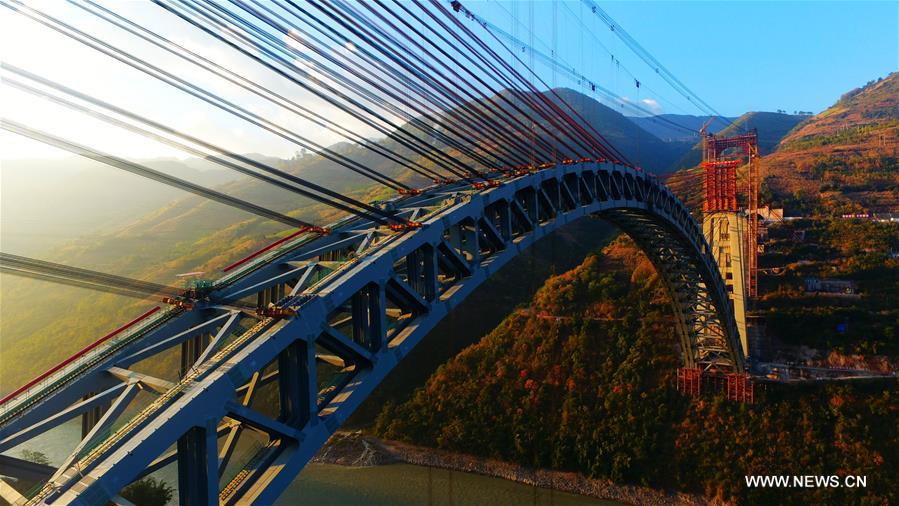 La Chine construit un pont ferroviaire en arc avec la plus longue travée du monde