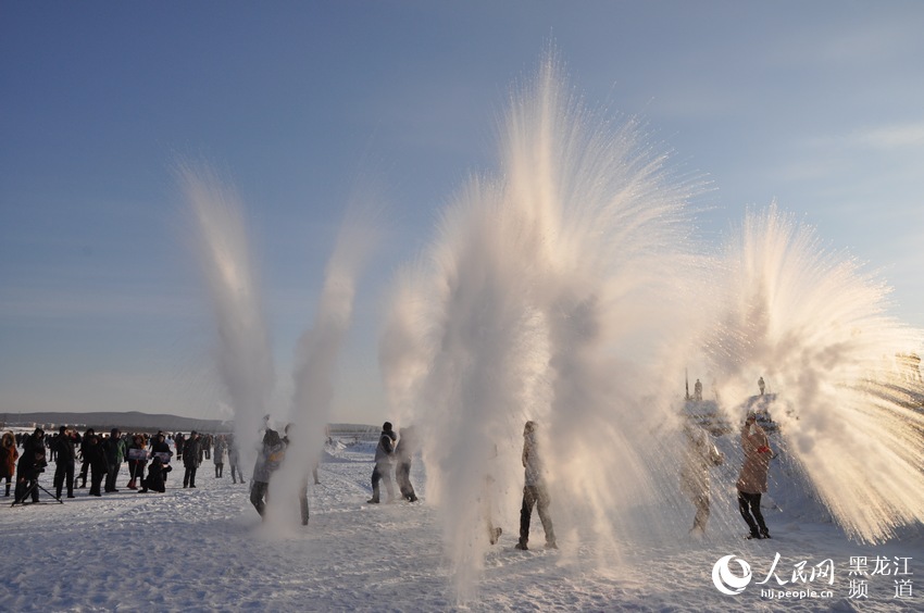 Nord-est de la Chine : si froid que l'eau chaude se transforme immédiatement en neige