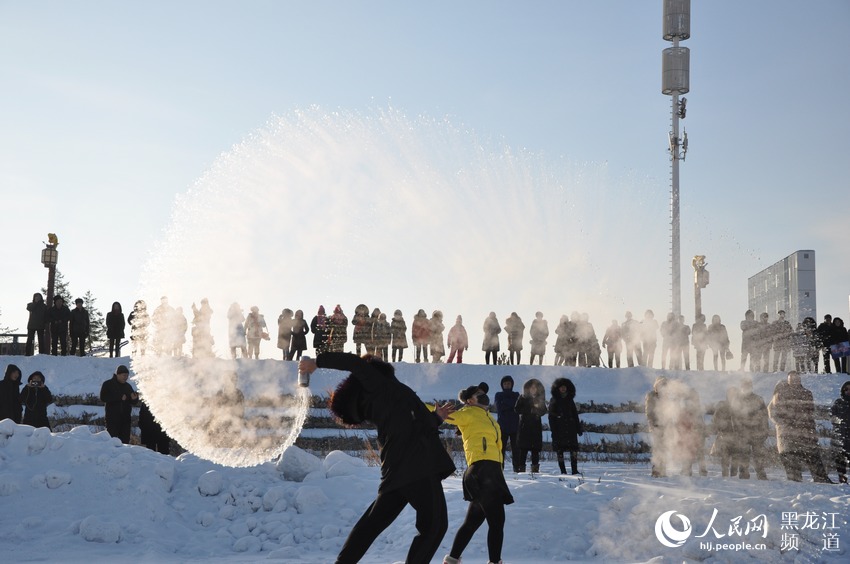 Nord-est de la Chine : si froid que l'eau chaude se transforme immédiatement en neige