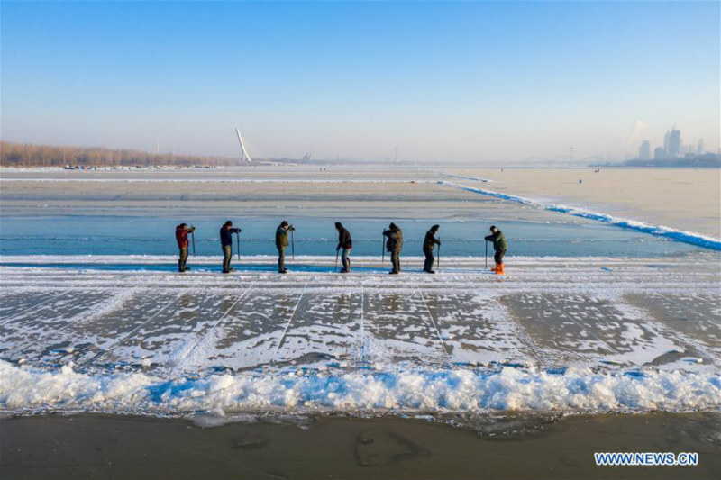 Heilongjiang : des travailleurs recueillent de la glace sur la rivière Songhua à Harbin