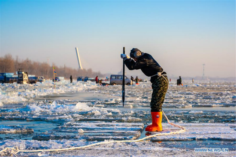 Heilongjiang : des travailleurs recueillent de la glace sur la rivière Songhua à Harbin