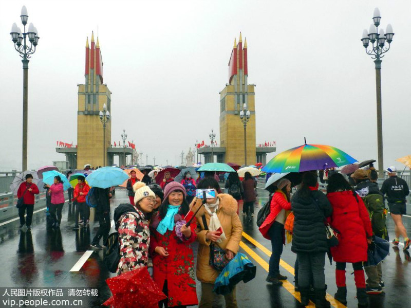 Le pont sur le Yangtsé de Nanjing ouvert au public pendant trois jours