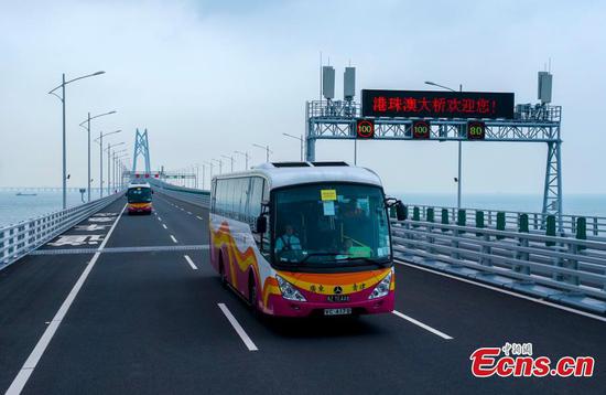 Hong Kong annonce une politique pilote pour les véhicules traversant le pont HZMB