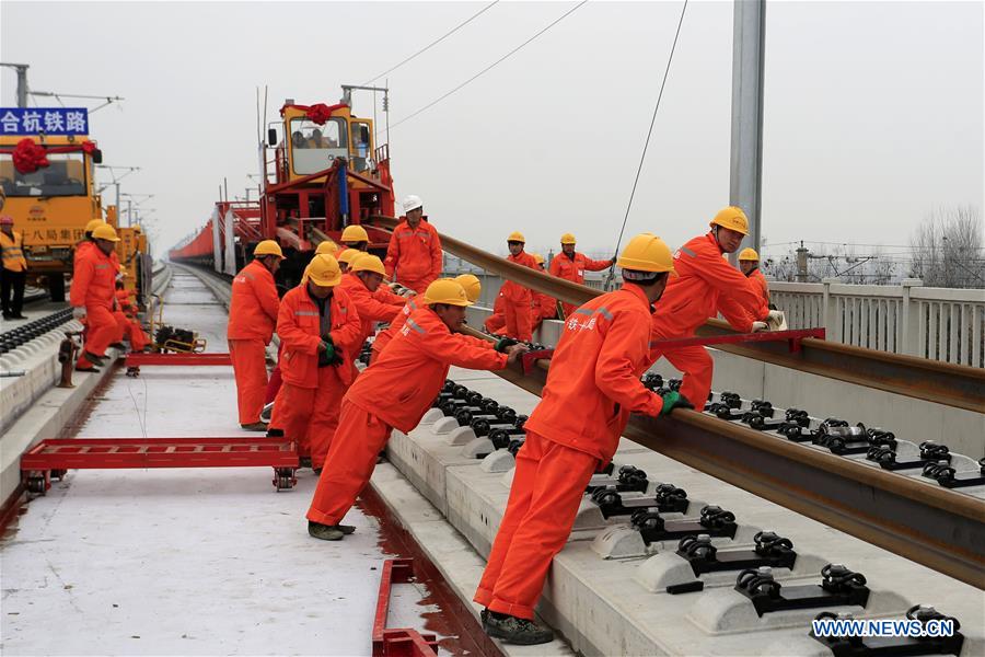 Chine : pose des rails du chemin de fer à grande vitesse Shangqiu-Hefei-Hangzhou
