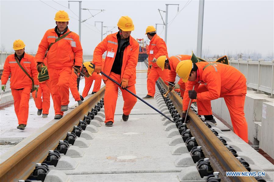 Chine : pose des rails du chemin de fer à grande vitesse Shangqiu-Hefei-Hangzhou