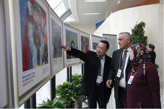 Des représentants de partis politiques étrangers en visite au Xinjiang