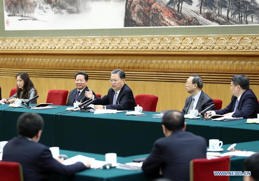 Des dirigeants chinois participent à des délibérations de groupe lors de la session annuelle de l'APN