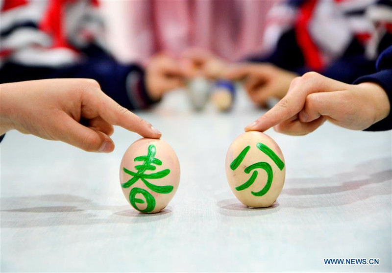 Les élèves chinois s'amusent à faire tenir les œufs debout avant le « Chunfen »