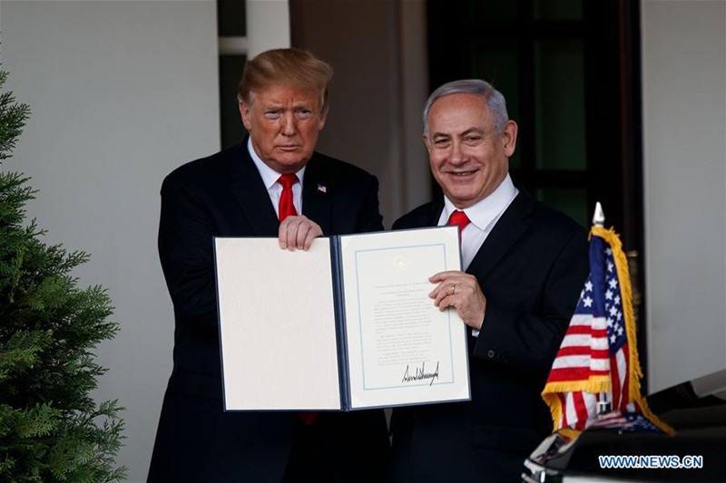 Trump signe un décret reconnaissant la souveraineté d'Israël sur le plateau du Golan