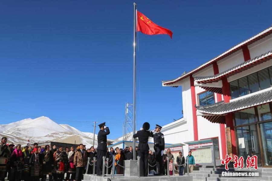 Une cérémonie de levée du drapeau a été organisée pour marquer le 60e anniversaire de la réforme démocratique au Tibet, dans le comté de Gar de la préfecture de Ngari, dans la région autonome du Tibet (sud-ouest de la Chine), le 26 mars 2019.