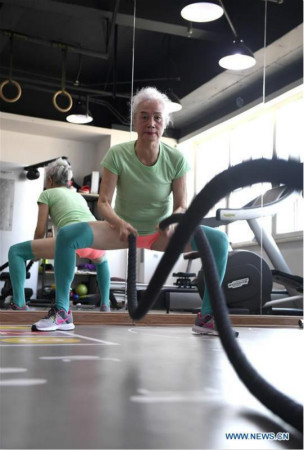 Une grand-mère de 74 ans passe une heure chaque jour à construire son corps