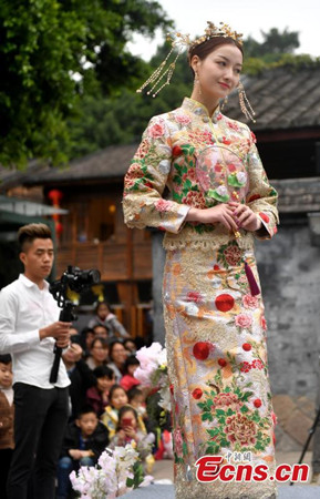 Un spectacle de robes de mariée organisé sur un site historique à Fuzhou