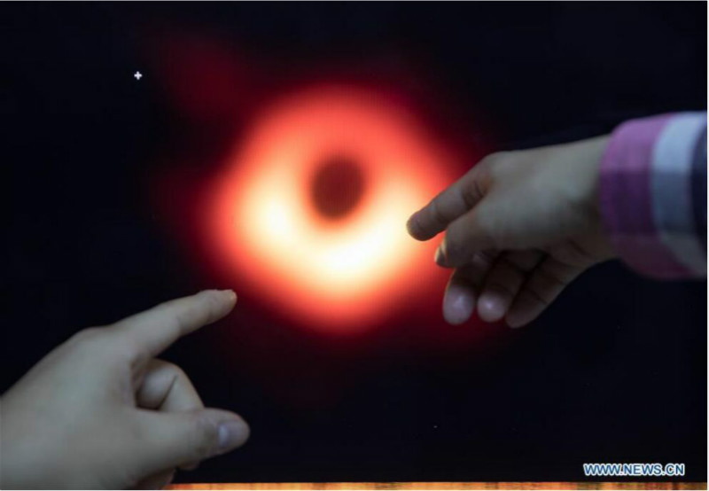 La toute première image d'un trou noir dévoilée