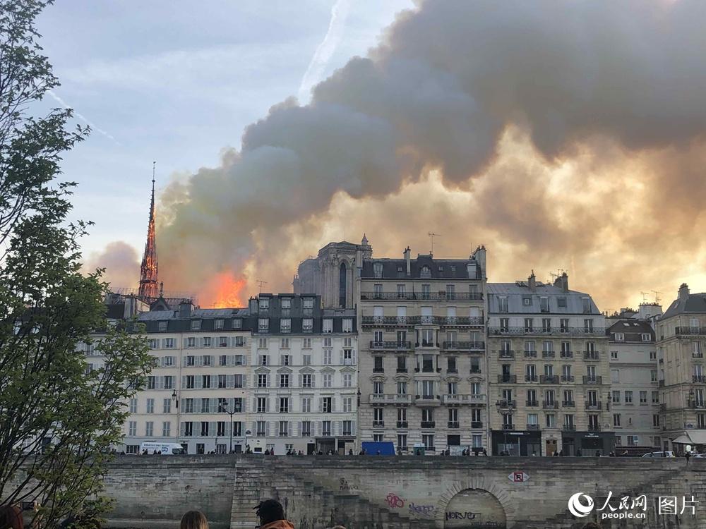Incendie de Notre Dame de Paris : Quasimodo pleure
