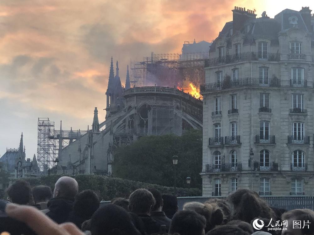 Incendie de Notre Dame de Paris : Quasimodo pleure