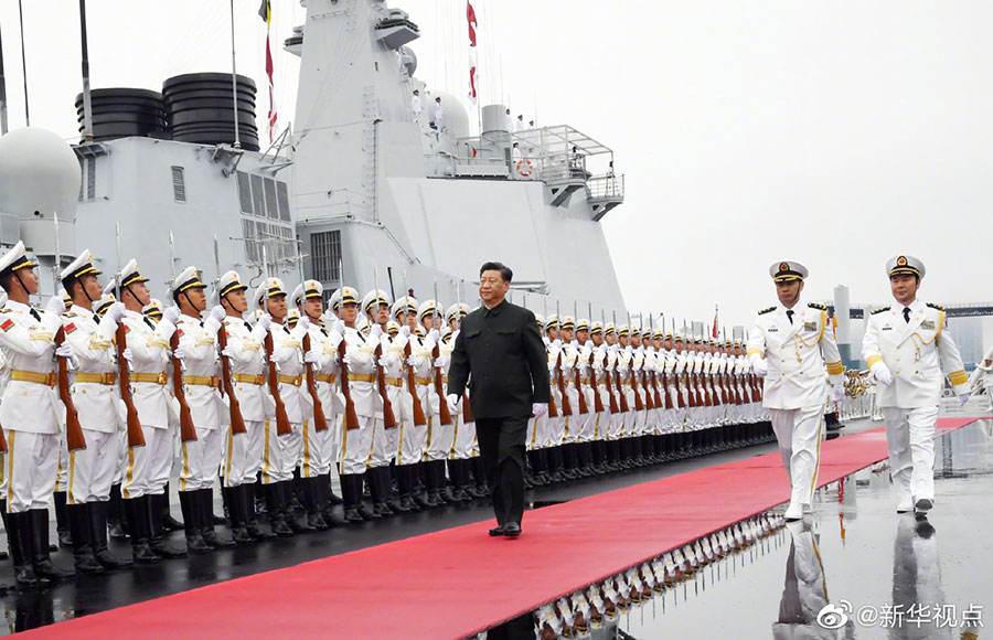 Xi Jinping passe en revue les navires chinois lors du défilé naval