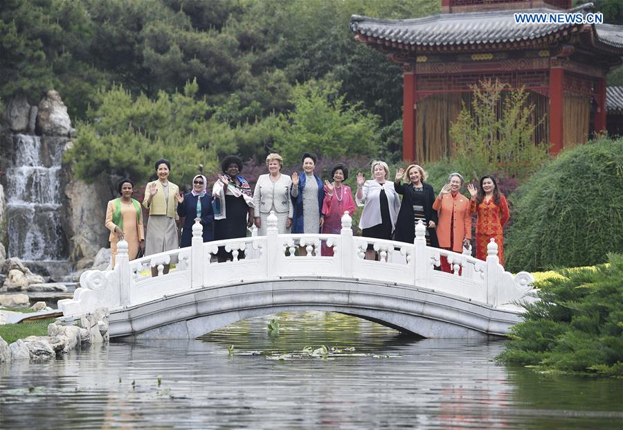 Peng Liyuan invite les épouses des dirigeants étrangers à assister à une représentation de l'opéra chinois