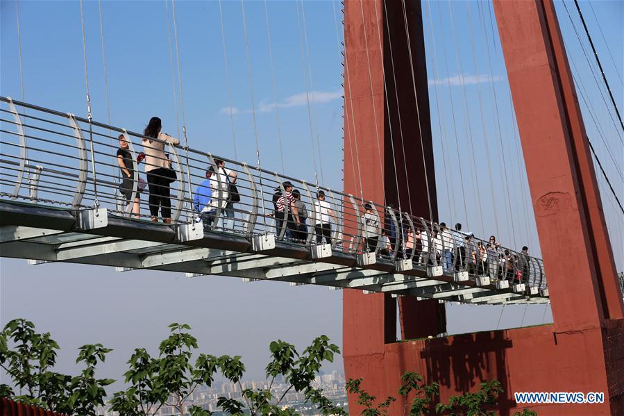 Un pont de verre dans un site touristique du Jiangsu