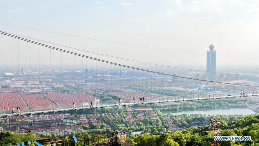 Un pont de verre dans un site touristique du Jiangsu
