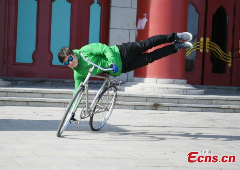 Changchun : un cascadeur en vélo montre ses talents