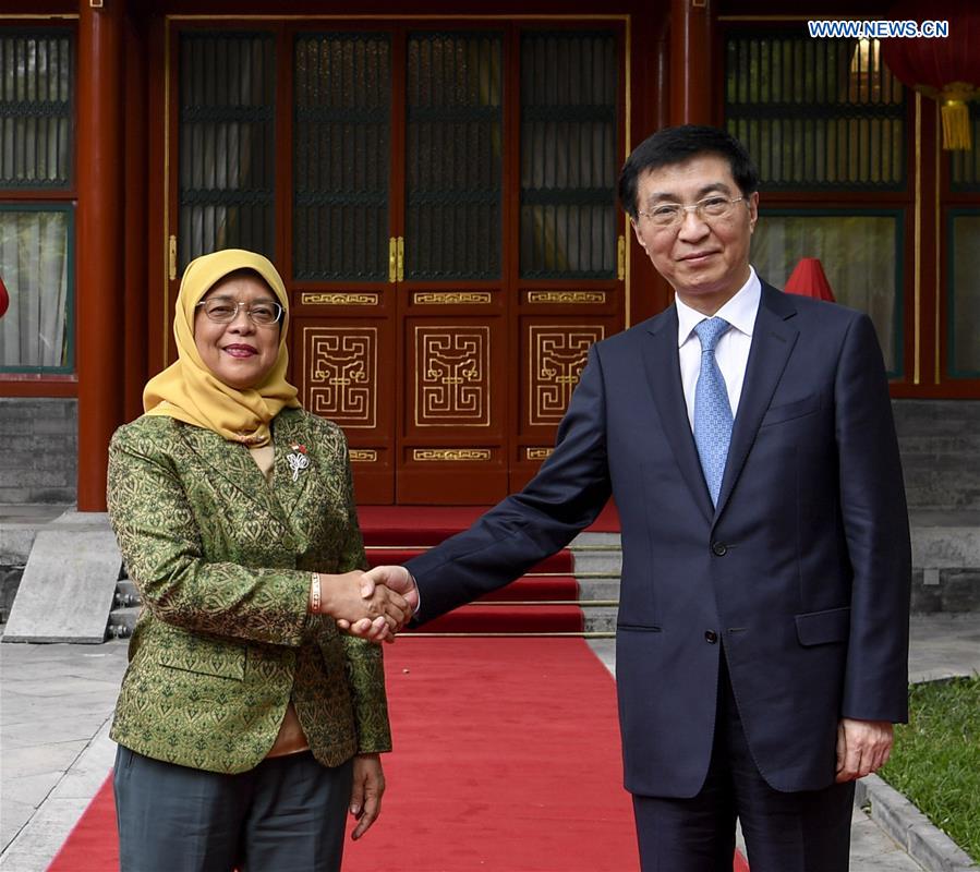Un haut responsable du PCC rencontre la présidente singapourienne
