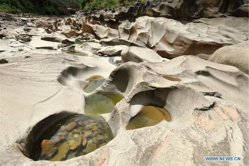 Sichuan : un paysage de nids-de-poule dans la vallée de la rivière Shenyu