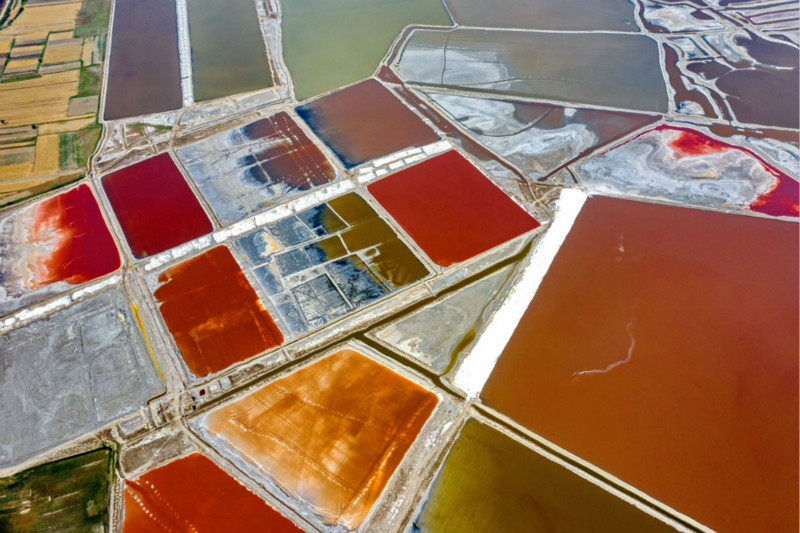 L'évaporation de l'eau du lac salé de Yuncheng révèle des couleurs vives