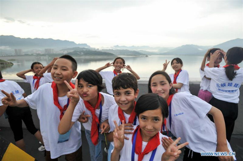 Des enfants participent à un camp d'été au barrage des Trois Gorges