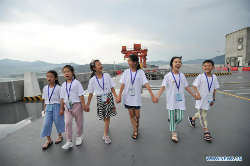 Des enfants participent à un camp d'été au barrage des Trois Gorges