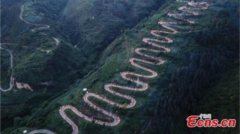 Yunnan : 1 300 personnes célèbrent le festival de la Torche sur une route de montagne