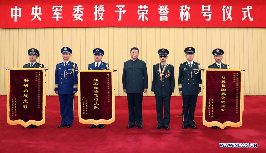 Xi Jinping signe des ordres de citations militaires pour un démineur et trois unités