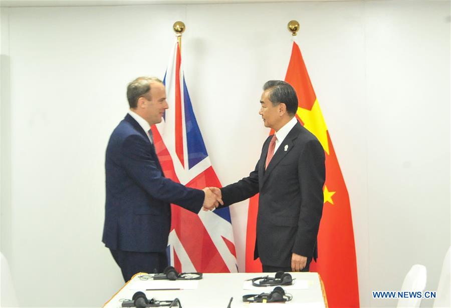 Le ministre chinois des Affaires étrangères appelle au développement sain et stable des relations Chine-Royaume-Uni