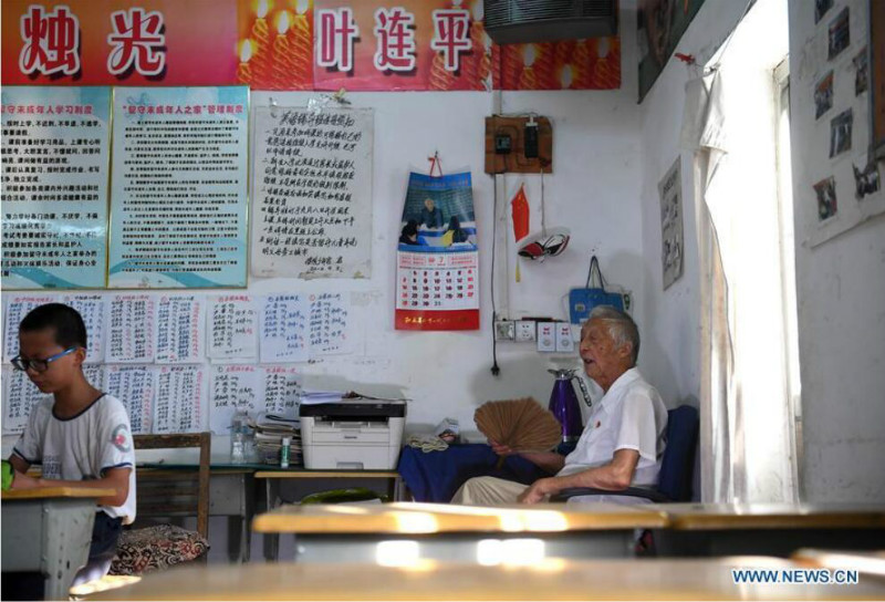 Anhui : un enseignant retraité donne des cours d'anglais gratuits à des « enfants délaissés »