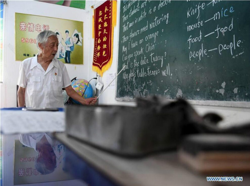 Anhui : un enseignant retraité donne des cours d'anglais gratuits à des « enfants délaissés »