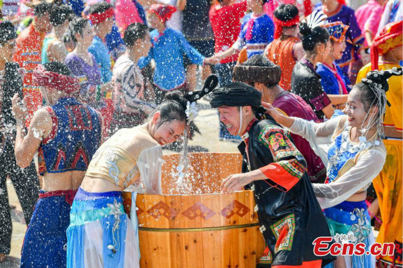 Hainan : la Fête Qixi célébrée avec le Festival de l'eau à Baoting