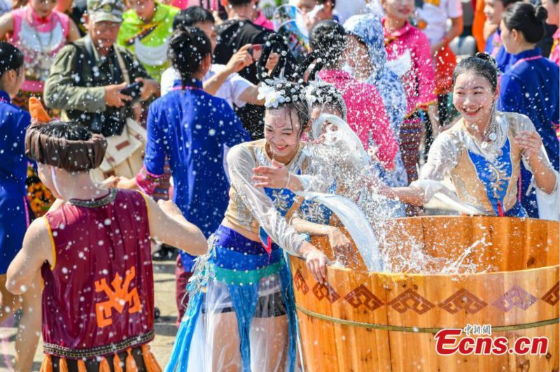 Hainan : la Fête Qixi célébrée avec le Festival de l'eau à Baoting
