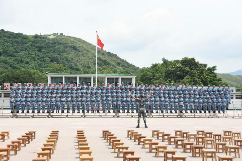 Des étudiants tertiaires de Hong Kong obtiennent leur diplôme du camp militaire de l'APL