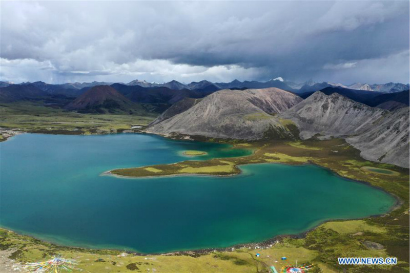 Chine : paysage d'un lac au Tibet