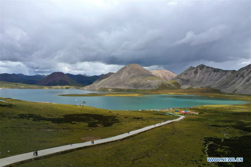 Chine : paysage d'un lac au Tibet