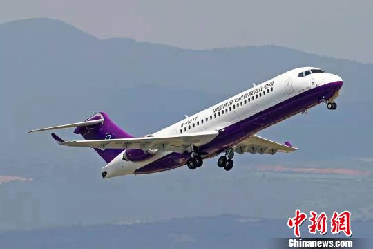 L'avion de ligne régional chinois ARJ21 effectue un vol de démonstration au-dessus d'un plateau