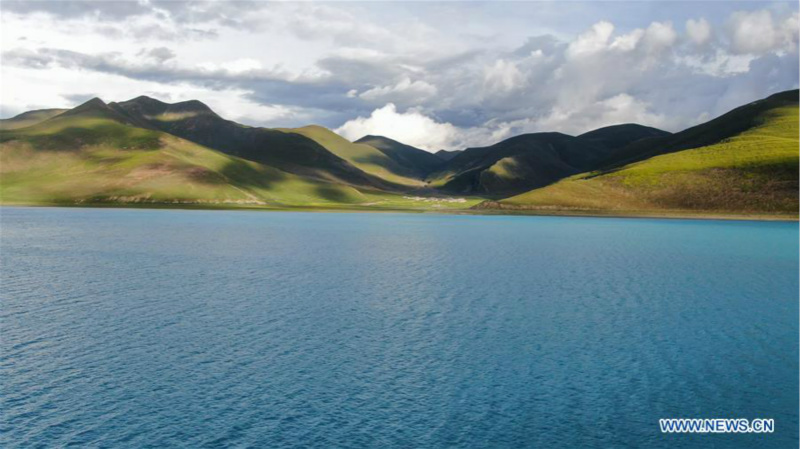 Chine : paysage du lac Yamzbog Yumco au Tibet