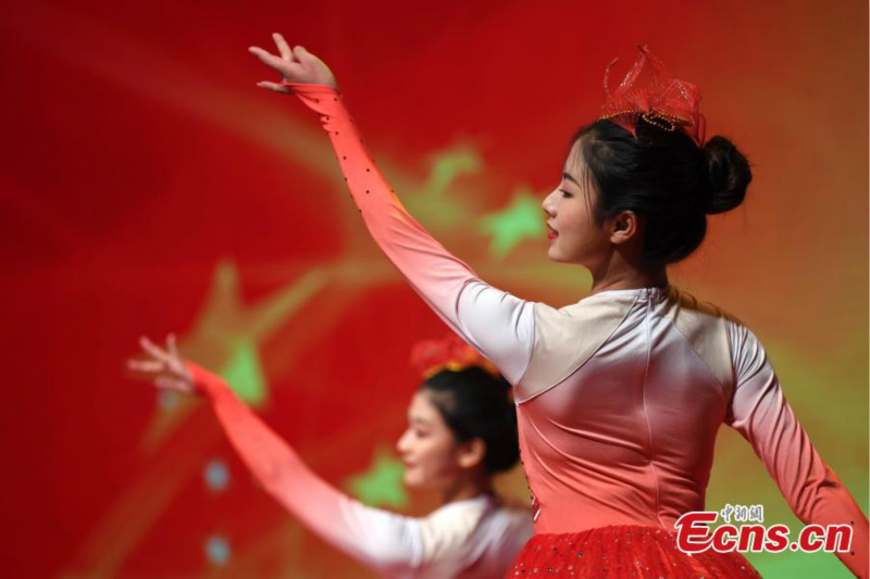 Hong Kong : un gala célèbre le 70e anniversaire de la République populaire de Chine