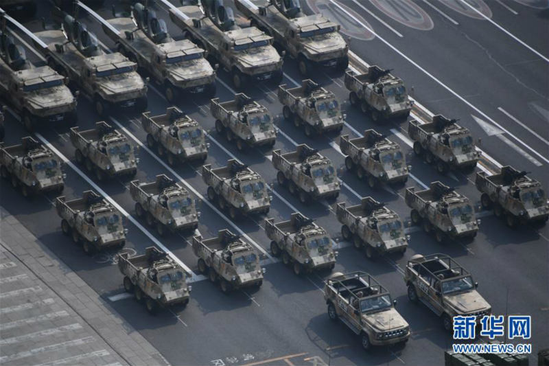 La parade militaire commence avec l'escadrille de garde du drapeau passant au-dessus de la place Tian'anmen