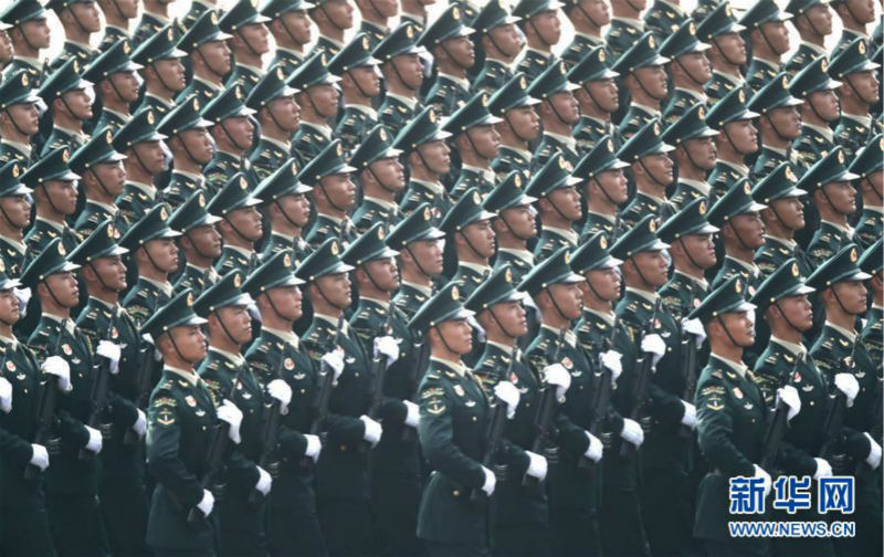 Une formation de l'armée de terre de l'APL défile lors du défilé de la Fête nationale