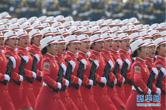 Les milices féminines participent au défilé militaire de la Fête nationale