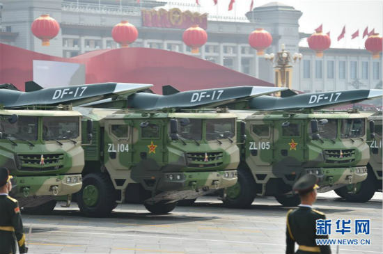 La Chine dévoile ses missiles conventionnels Dongfeng-17 lors du défilé militaire