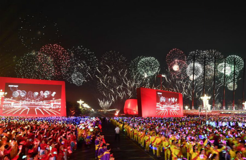 Xi Jinping se joint au public pour une soirée de gala pour le 70e anniversaire de la fondation de la République populaire de Chine