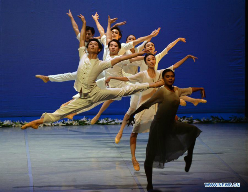 Des danseurs chinois donnent un spectacle de ballet à Ankara