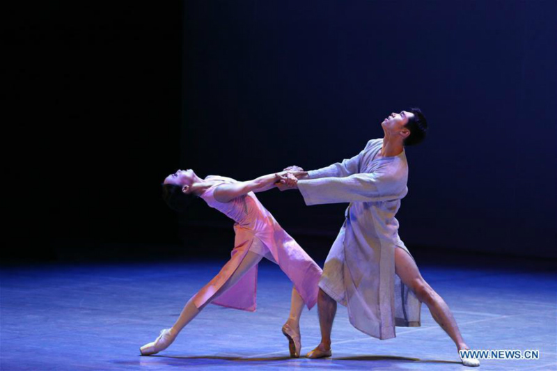 Des danseurs chinois donnent un spectacle de ballet à Ankara