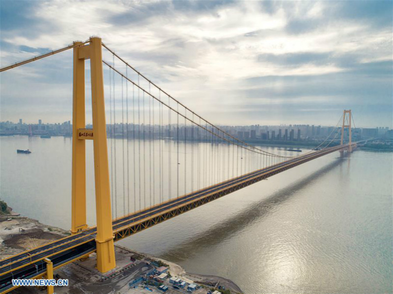 Le plus long pont suspendu à deux niveaux au monde ouvre à la circulation